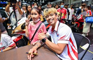 แฟนคลับ “ทะลักบูธ” แห่ชื่นชมนักบิดผู้สร้างประวัติศาตร์หน้าใหม่ให้กับวงการนักบิดไทย