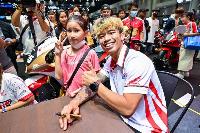 แฟนคลับ “ทะลักบูธ” แห่ชื่นชมนักบิดผู้สร้างประวัติศาตร์หน้าใหม่ให้กับวงการนักบิดไทย