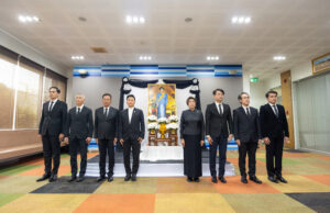 ลามิน่าจัดพิธีน้อมถวายความอาลัยเบื้องหน้าพระฉายาลักษณ์