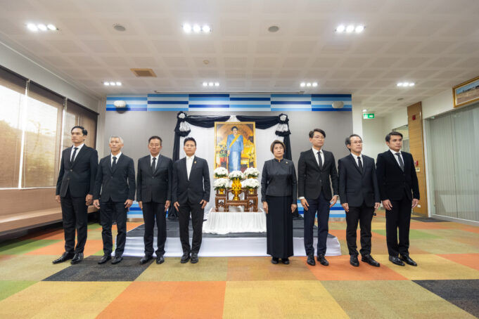 ลามิน่าจัดพิธีน้อมถวายความอาลัยเบื้องหน้าพระฉายาลักษณ์