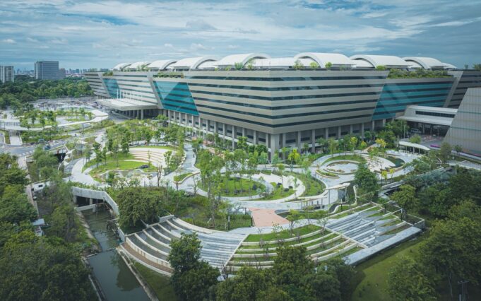 ธพส. เปิดตัว “City of Green Lifestyles” สวนเชื่อมอาคาร B–C 5.1 ไร่ ต้นแบบเมืองสีเขียวกลางกรุงเทพฯ ผู้ว่าฯ ชัชชาติ ชื่นชมเป็นเมืองที่หายใจได้ – กรุงเทพฯ ก้าวสู่ยุคการพัฒนาเมืองอย่างยั่งยืน!