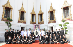 ลามิน่าร่วมเป็นเจ้าภาพบำเพ็ญกุศลถวายพระบรมศพ สมเด็จพระนางเจ้าสิริกิติ์พระบรมราชินีนาถพระบรมราชชนนีพันปีหลวง