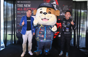 🐾🏎️ “คูเปอร์” มาแล้ว! MINI Millennium เปิดตัวมาสคอตบูลด็อกสุดน่ารัก — พร้อมรื้อฟื้นตำนาน “หมายเลข 52” ที่โลกไม่มีวันลืม