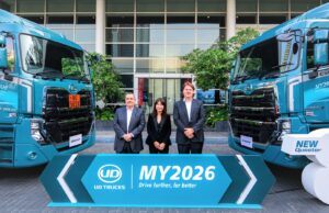 ทะลุวิกฤตต้นทุนพลังงาน! UD Trucks เปิดตัว Quester MY2026 ชูเครื่อง 8 ลิตร เกียร์ ESCOT รองรับ B30… เกมรุกที่พลิกโฉมโลจิสติกส์ไทย