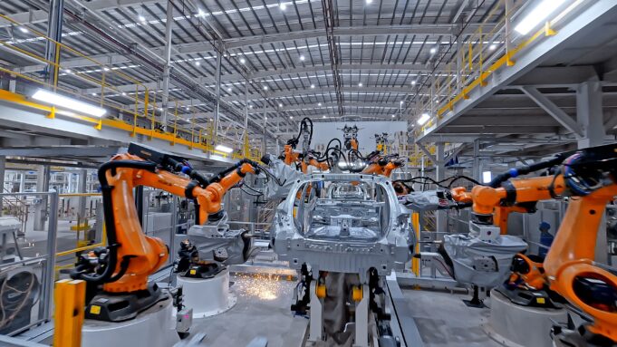 BYD ประเทศไทย จับมือ RÊVER ฉลองผลิตรถยนต์ครบ 100,000 คัน ที่โรงงานระยอง