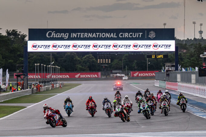 BRIC Superbike สนาม 3: “บอล” จักรกฤษณ์ ล้มยักษ์ใต้ฟ้าเปียก “โกยุ” ฉวยจังหวะ “มิกซ์” ล้ม — บุรีรัมย์เดือดรอชิงแชมป์ 2 เรซส่งท้ายปี